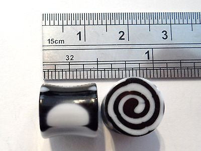 2 pieces Pair Black White Acrylic Swirl Double Flare Lobe Plugs 00 gauge 00g - I Love My Piercings!